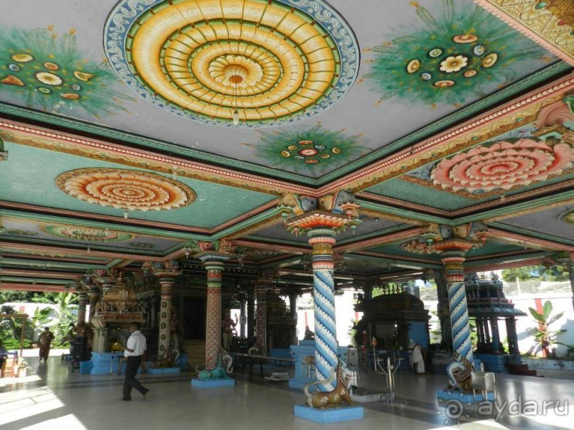 внутри Индуистского храма