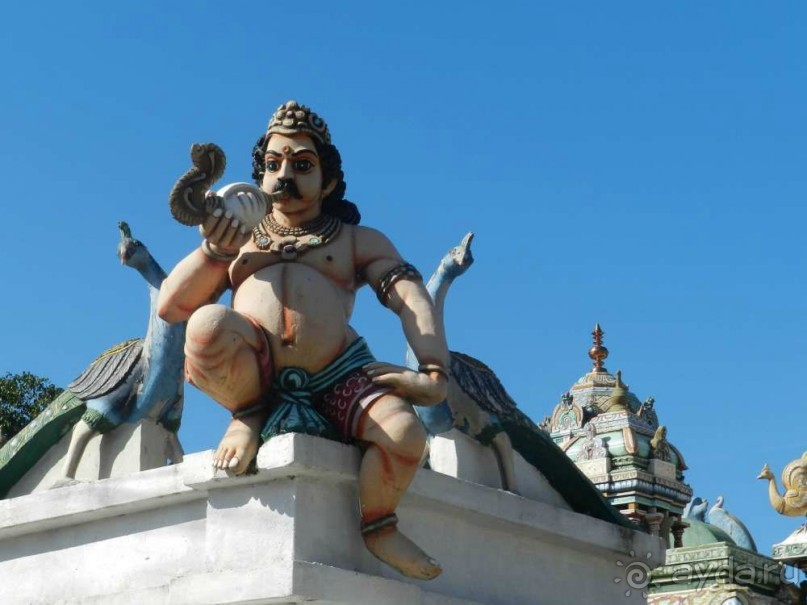 Фигура на внешнем углу Индуистского храма