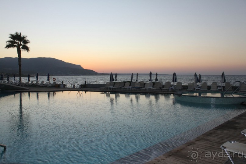 Закат в отеле на фоне бассейна
