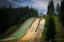 Трамплины: справа — маленький, слева — побольше (Ворохта)