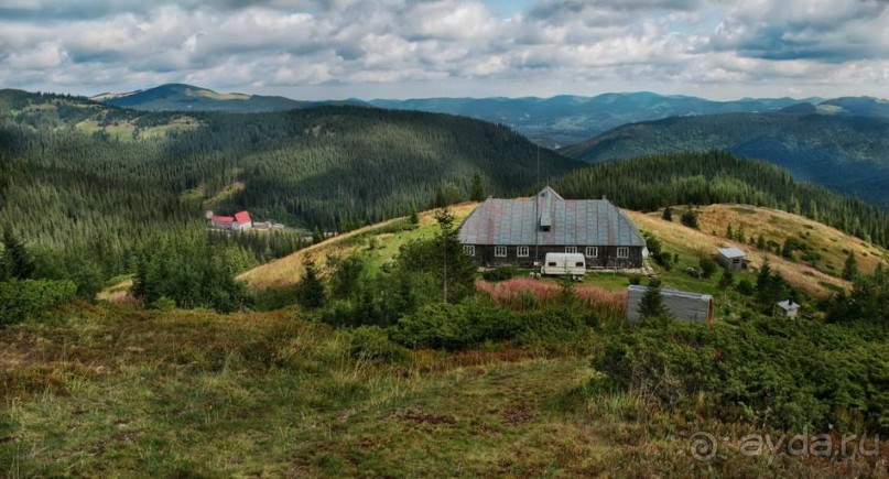 «Избушка» карпатской Бабы Яги — вид сверху (Полонына Пожижевская)
