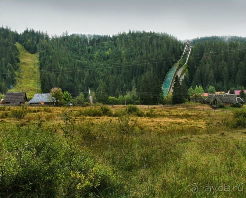 Ворохтянские трамплины (блестящие полоски лыжни для прыжков и яркозелёная полоса приземления в правой части фото) органичнейше вписались в здешний «краевид»…