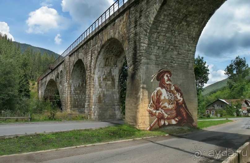 «Виадук Довбуша» — вид снизу (Ворохта)