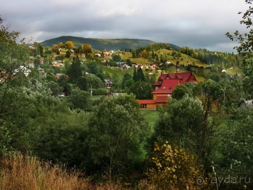 Селение живописно «разбросано» по горным склонам Карпат (Ворохта)