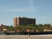 Вид на отель с пляжа