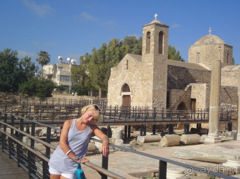 Руинывизантийской базилики и церковь Панагия Хрисополитисса. Здесь можно полюбоваться знаменитой мозаикой.