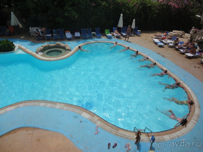 Бассейн. Вид с балкона номера. Аквааэробика в разгаре, а мы уже пакуем чемоданы. Эх!