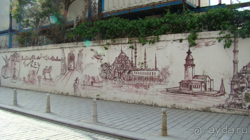 Стена перед входом в отель