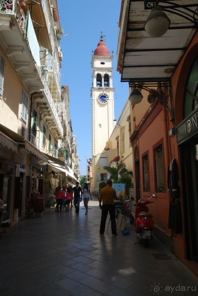 Керкира, вид на колокольню храма Св.Спиридона.