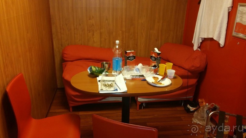 Пуфы ,которые « легким движением
руки» превращаются в дополнительную кровать).
На столе коробки с Глёги- это такая вкуснятина! Этот финский  напиток за 1 евро очень похож  на безалкогольный глинтвейн: красный, пряный,душистый, самое оно зимними вечерами!
