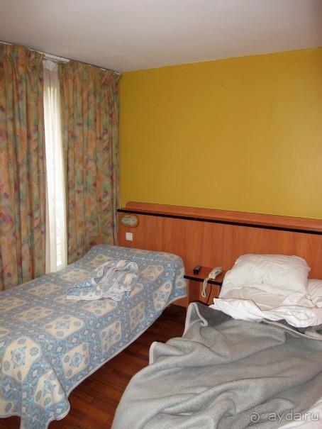 Отличная база для двух недель в Париже "без турфирм и без поводка". А вот для гнутья понтов - не-а