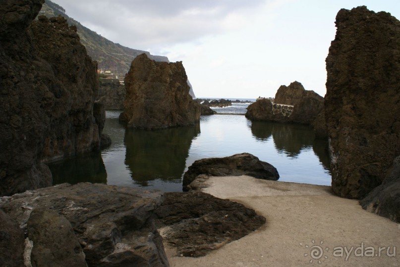 Натуральные ванны из застывшей лавы. г.Порту Мониш, северо-запад острова.  