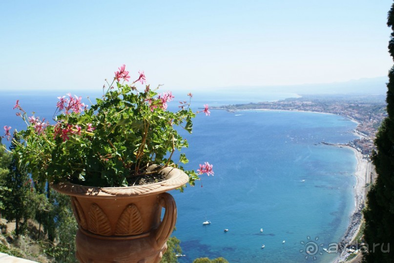 г.Таормина, Вилла Коммунале, вид на гор.Джардини Наксос