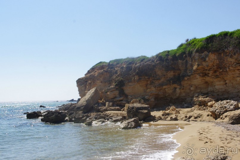 Эта часть пляжа без лежаков.