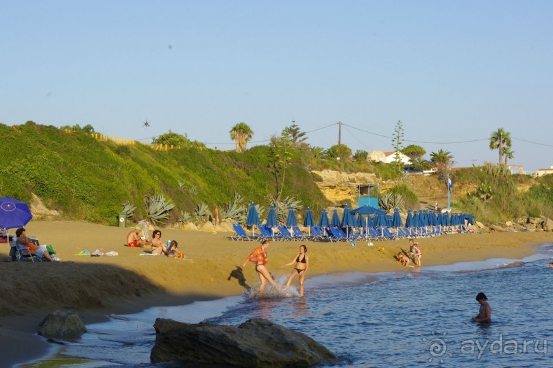 Эта часть пляжа с платными лежаками.