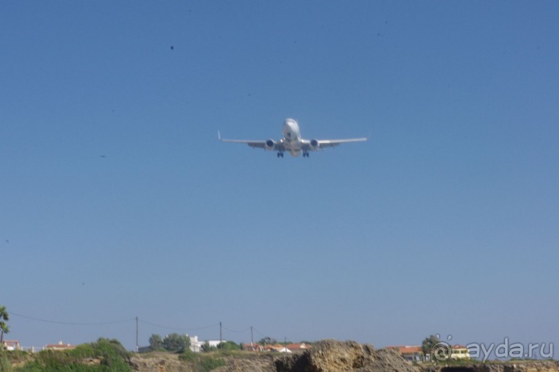 Самолёт садится прямо над пляжем!