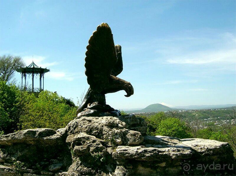 Орел и Китайская беседка на горе Горячей. Пятигорск