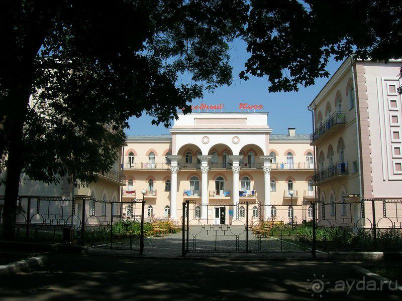 Санаторий Целебный ключ в курортном парке. г. Ессентуки