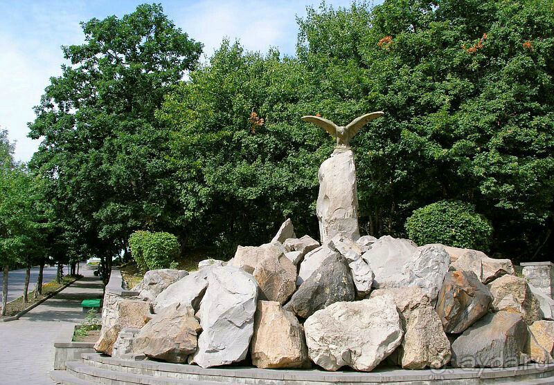 Скульптура орла в Лечебном парке. Железноводск