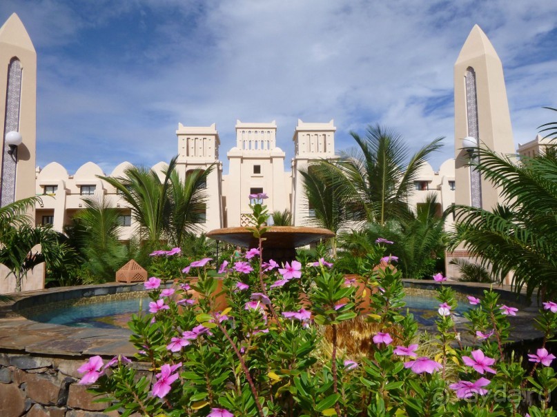 песчаный замок на побережье океана