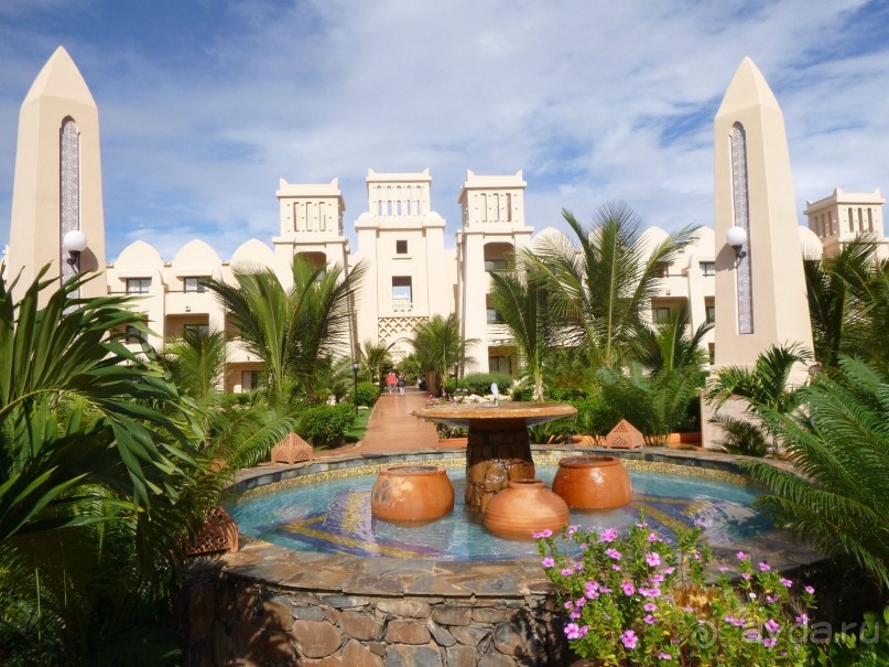 песчаный замок на побережье океана