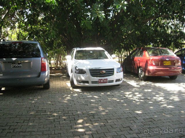 на Кубе номера автомобилей различных цветов — черного, желтого, красного, коричневого, синего. черные номера - значит дипломат, красные и синие - спецслужбы, коричневый цвет - арендованные туристами машины, желтые означают частную собственность