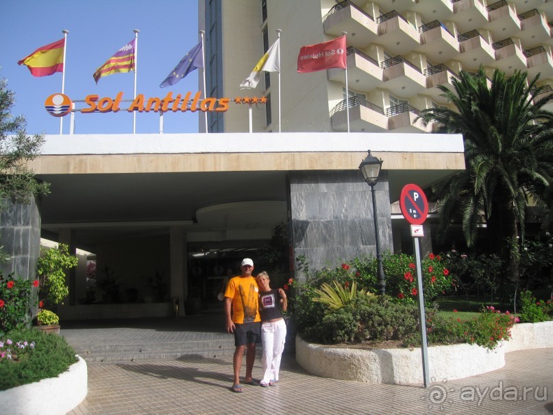 у входа в отель