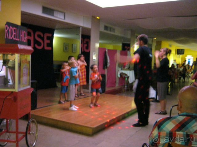 Аниматоры в баре работают с детьми 