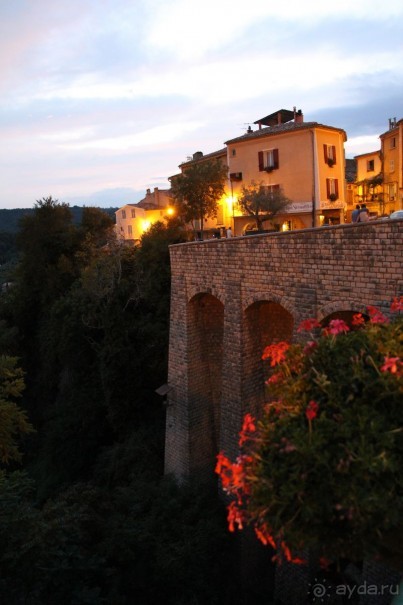 утюный отель в красивом городке