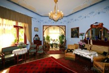 Рига, Юрмала. Интересные места Латвии: рододендроны, витая лестница, черепаха и дама в шляпе. 