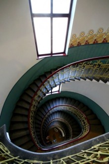 Рига, Юрмала. Интересные места Латвии: рододендроны, витая лестница, черепаха и дама в шляпе. 