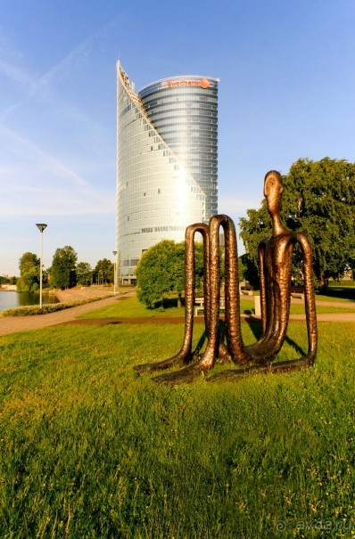 Рига, Юрмала. Интересные места Латвии: рододендроны, витая лестница, черепаха и дама в шляпе. 