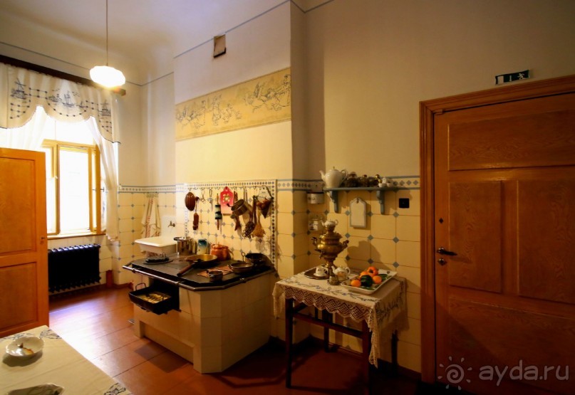 Рига, Юрмала. Интересные места Латвии: рододендроны, витая лестница, черепаха и дама в шляпе. 