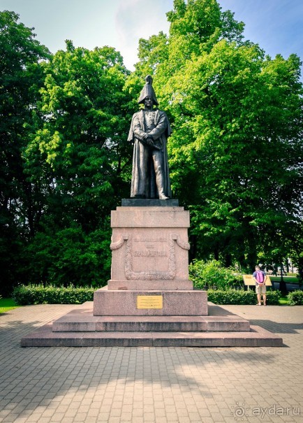 Рига, Юрмала. Интересные места Латвии: рододендроны, витая лестница, черепаха и дама в шляпе. 