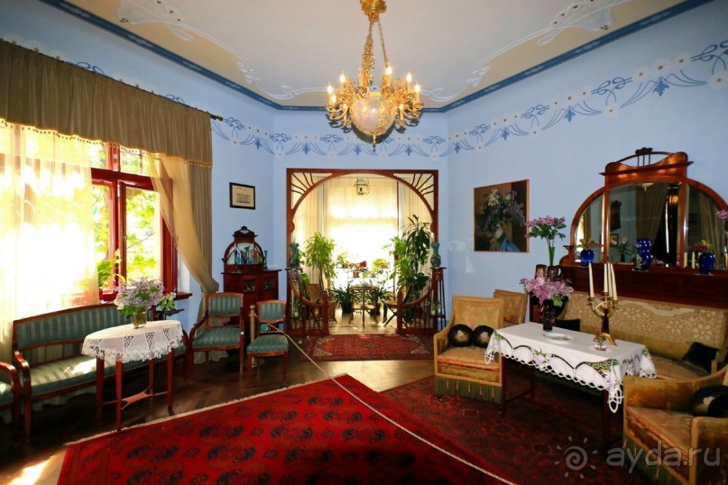 Рига, Юрмала. Интересные места Латвии: рододендроны, витая лестница, черепаха и дама в шляпе. 