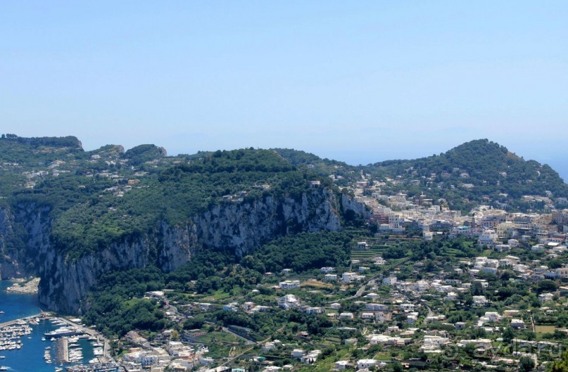 Вид с Виллы Сан Микеле. Справа внизу город Капри