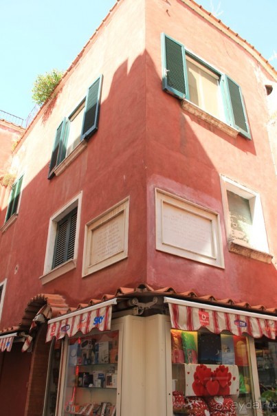 Вилла Беринг. По углам таблички - здесь жил Горький, Здесь жил Ленин