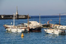 Вдалеке остатки римской колонны