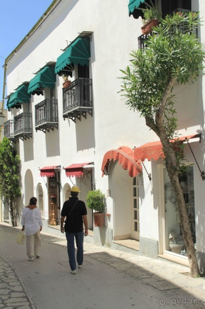 Улица с магазинами. Анакапри.