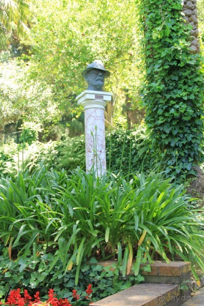 Памятник Акселю Мунту