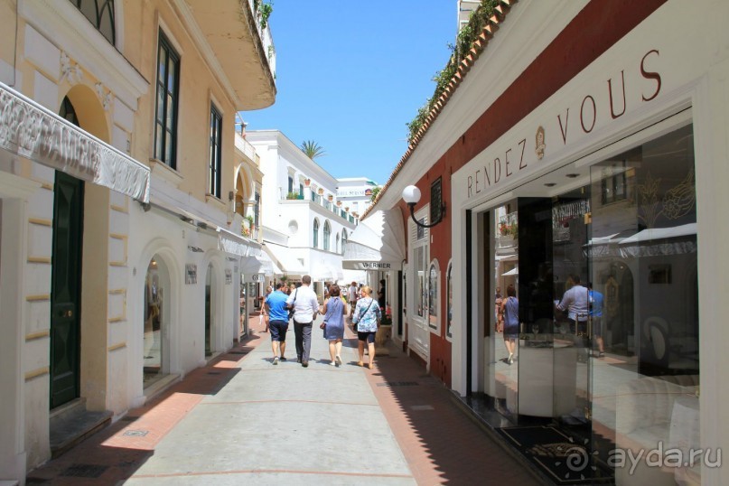 Улица с магазинами