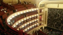 В левом верхнем углу пресловутые перила стоячих мест.