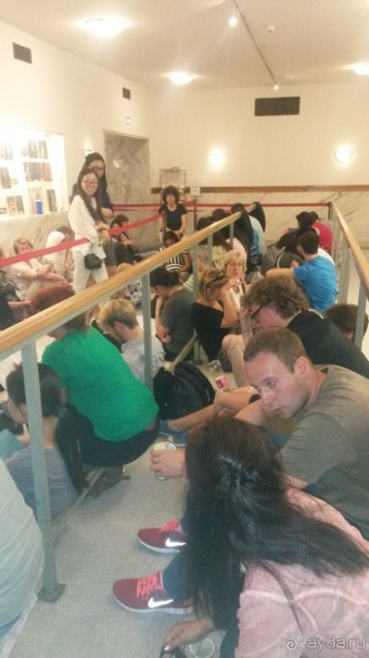 Сидим на перилах.