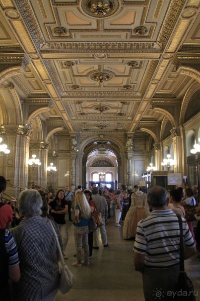 Входное фойе Венской Оперы.