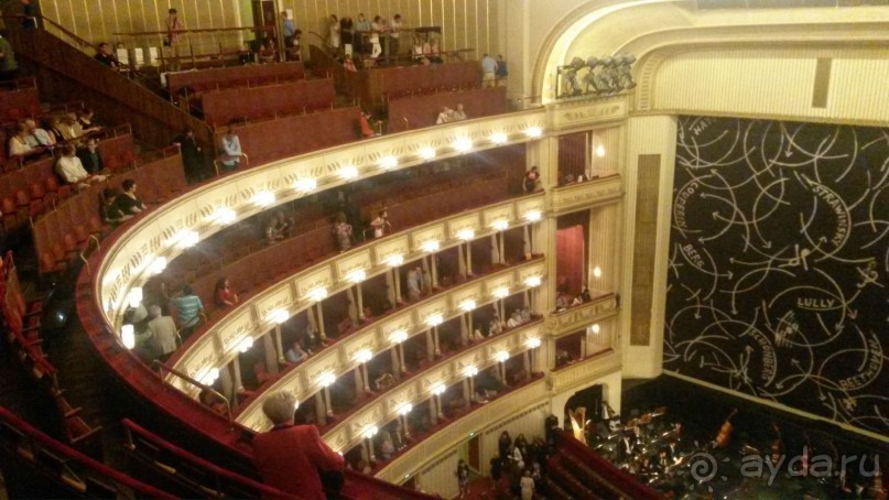 В левом верхнем углу пресловутые перила стоячих мест.