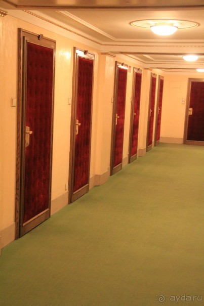 Весьма скромный интерьер, двери в ложи.