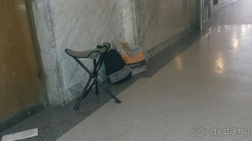 Стульчик чтобы ждать открытия касс.