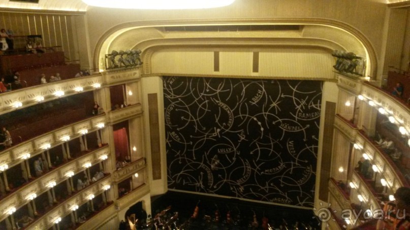 Антракт. Посреди ВТОРОЙ занавес, за ним - богатый красно - бордовый бархат.
