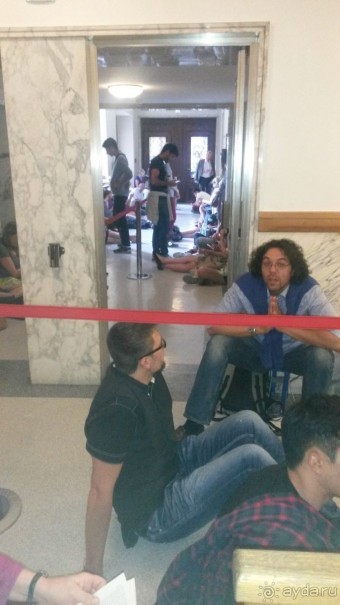 Молодёжь ждёт, где и как может.