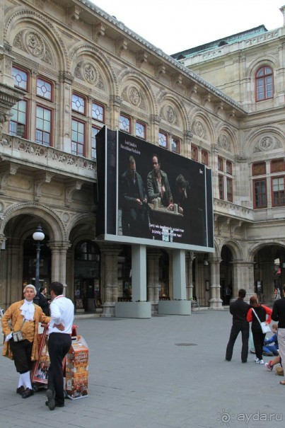 Можно смотреть и слушать оперное представление на улице. Слева - торговцы билетами.